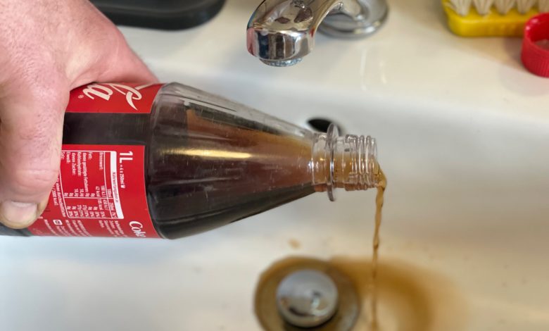 Abfluss mit Cola reinigen