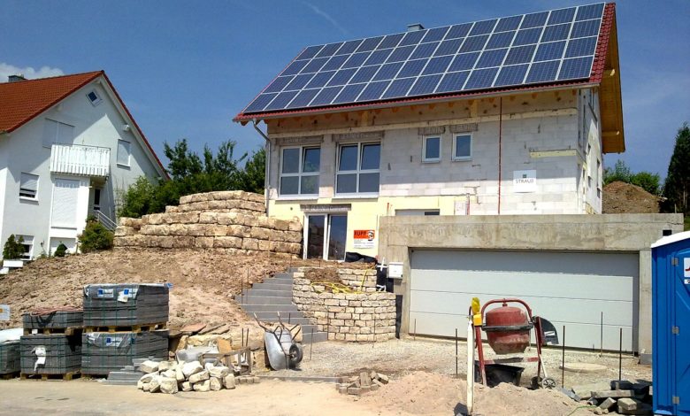 Beim Neubau kann eine Erdwärmepumpe gleich mit installiert werden. Auch bei Heizungssanierungen in Bestandsimmobilien sind sie eine gute und energieeffiziente Wahl.