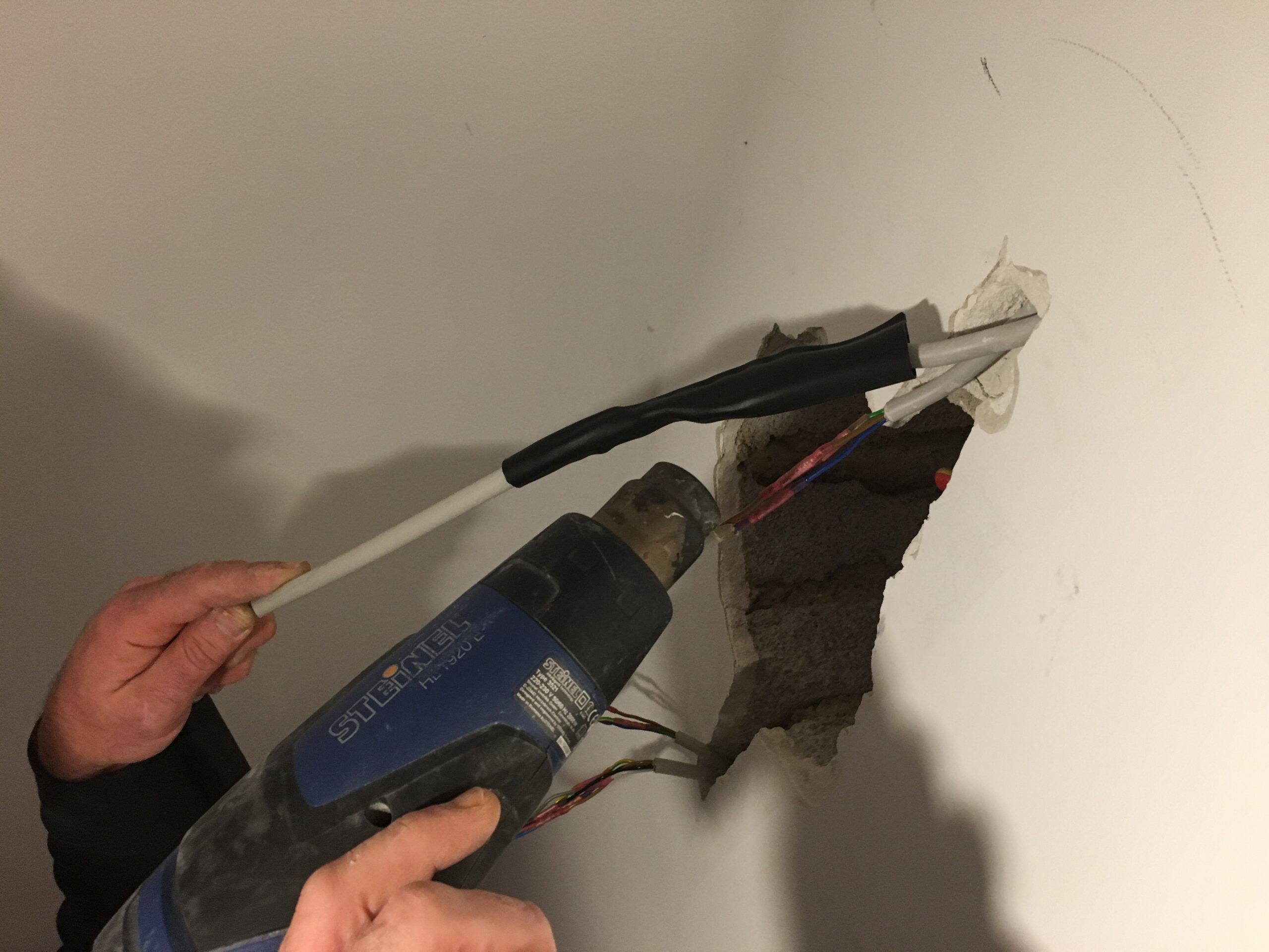 Wie Kabel mit Schrumpfschlauch reparieren [Bild mit Hilfe von KI erstellt]