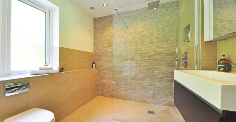 Sicherheitsglas als Abtrennung für die Dusche