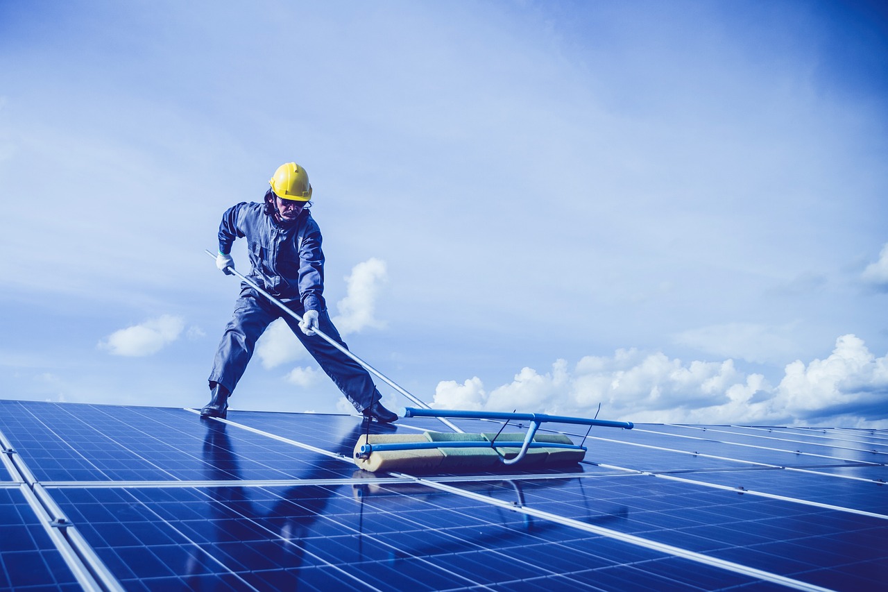 Solarfelder reinigen – Alles über die PV-Anlagen Pflege