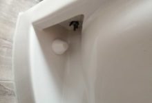 WC-Sitz Schrauben lösen