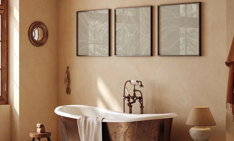 Badezimmer mit Badewanne und abstrakten Postern