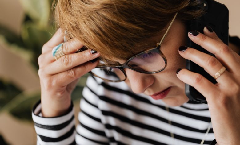 Das Smartphone gilt als einer der größten Verursacher von Elektrosmog! Foto von Karolina Grabowska: https://www.pexels.com/de-de/foto/frau-smartphone-buro-verbindung-4467783/