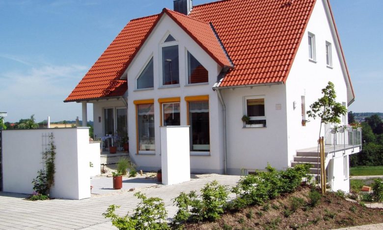Die richtige Baufinanzierung für das Eigenheim zu finden, kann eine große Herausforderung sein. Vergleichsportale im Internet können dabei nur einen Anhaltspunkt liefern, nicht jedoch die persönliche Beratung ersetzen.