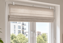 Raffrollo wird mit Klemmträgern ohne Bohren an einem Fenster montiert