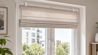 Raffrollo wird mit Klemmträgern ohne Bohren an einem Fenster montiert [Bildinhalt mit KI erstellt]