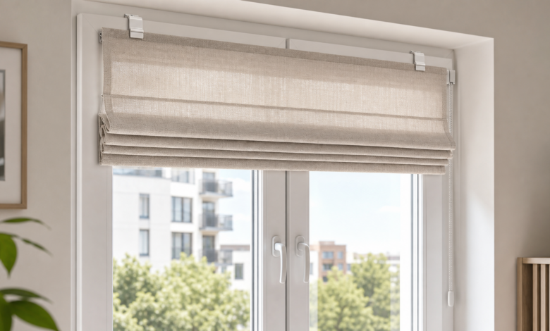 Raffrollo wird mit Klemmträgern ohne Bohren an einem Fenster montiert [Bild mit Hilfe von KI erstellt]