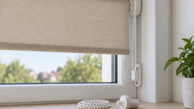 Stoffrollo mit Perlenkette, Kettenhalter und Ersatz-Kettenzug auf der Fensterbank [Bild mit Hilfe von KI erstellt]